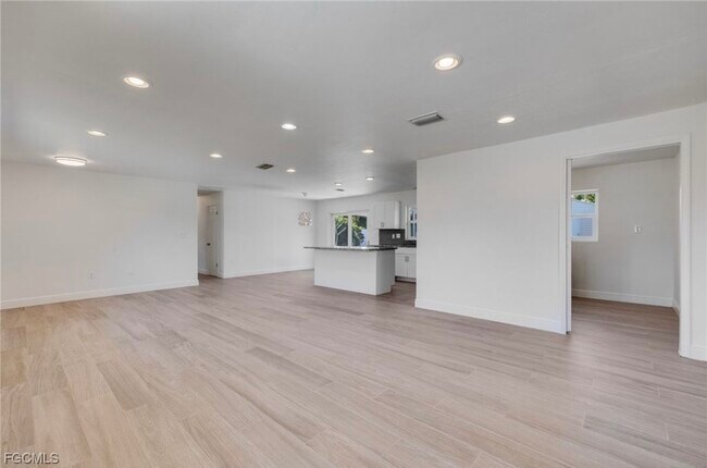 Foto del edificio - 7171 Drake Dr