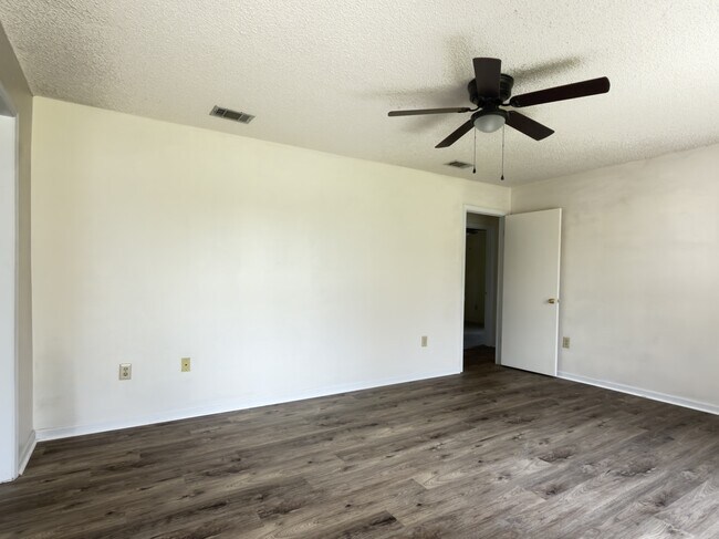 Foto del edificio - 4060 Northlake Dr