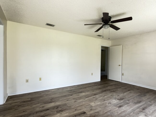 Building Photo - 4060 Northlake Dr
