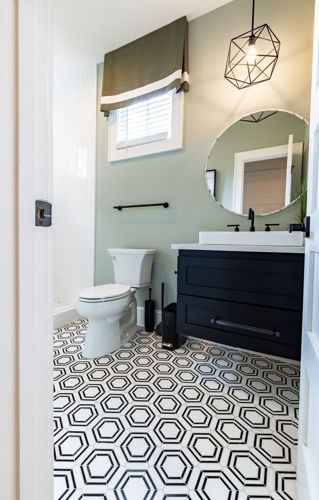 Building Photo - 33 Ashton St