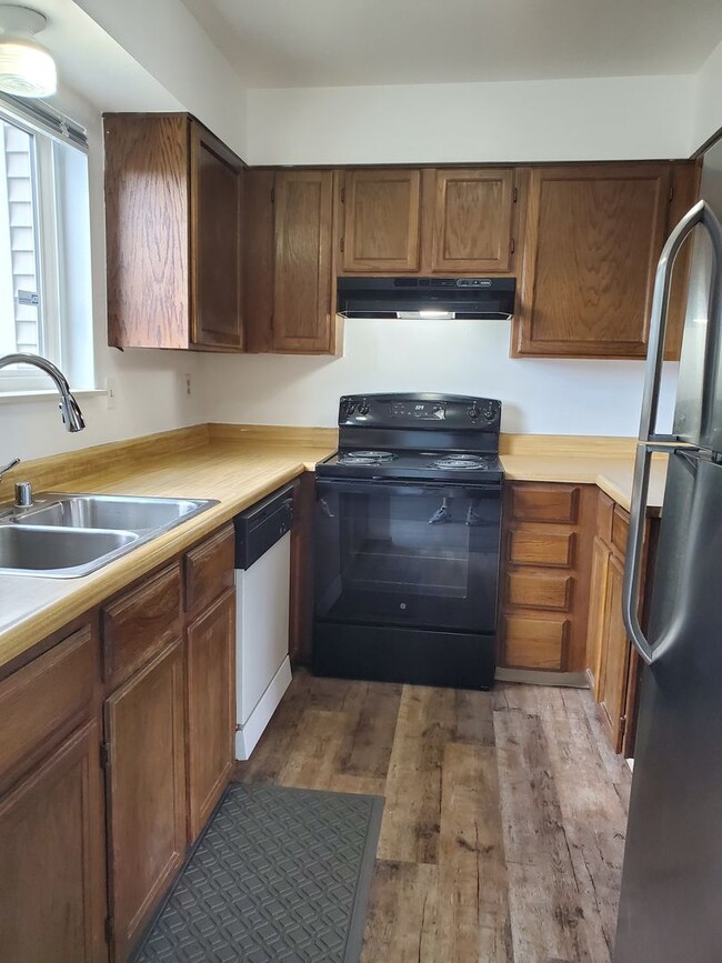 Building Photo - Townhome with 4 bedrooms, 2.5 bath