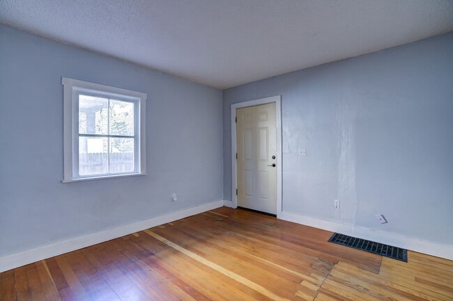 Building Photo - Turn of the Century Bungalow 1 bed, Downtown, 1 Block from CO College