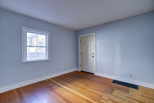 Foto del edificio - Turn of the Century Bungalow 1 bed, Downtown, 1 Block from CO College