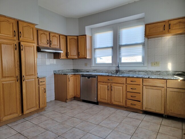 Building Photo - 16 Rosewood Plz