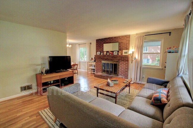 Building Photo - 2703 Dawn Dr