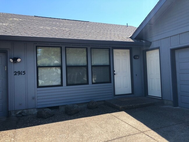 Photo - 2-bedroom 2-bathroom duplex with 2 garages in Eugene! House