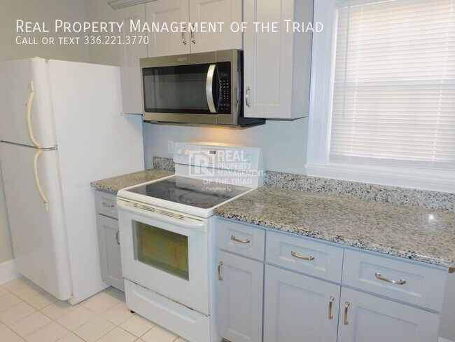 Foto del edificio - Mid-Town Greensboro 2 Bed / 1 Bath Duplex ...