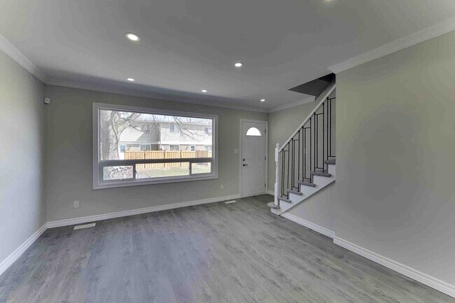 Photo du bâtiment - Updated 3 Bed 1 Bath Townhome in Corunna, ON !!!