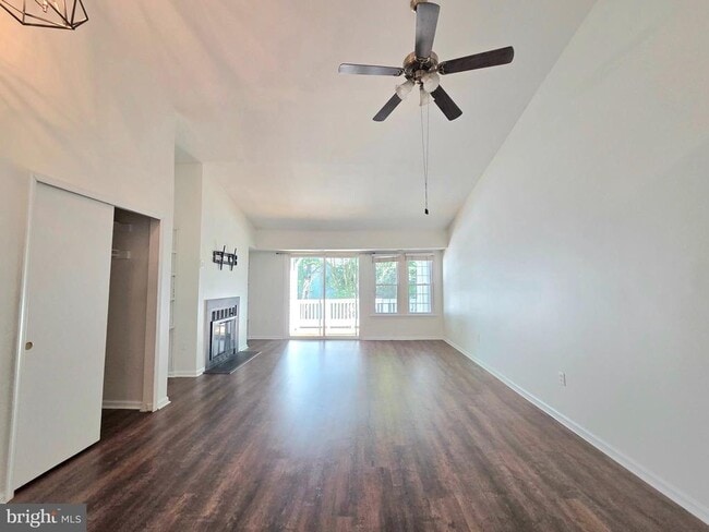 Building Photo - 3431 Lakeside View Dr