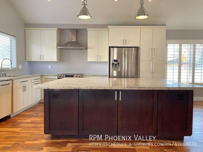 Building Photo - Spacious 4 Bed, *NEW* Paint Throughout, Fu...