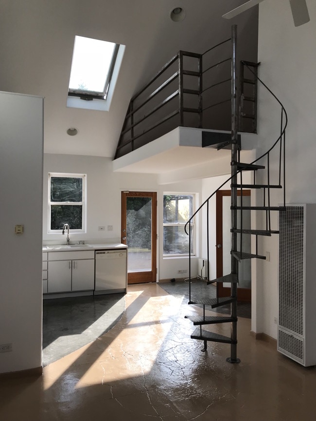 Building Photo - 711 6th Ave