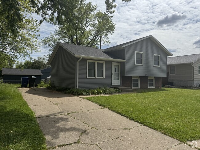 Building Photo - 1841 Valley Dr