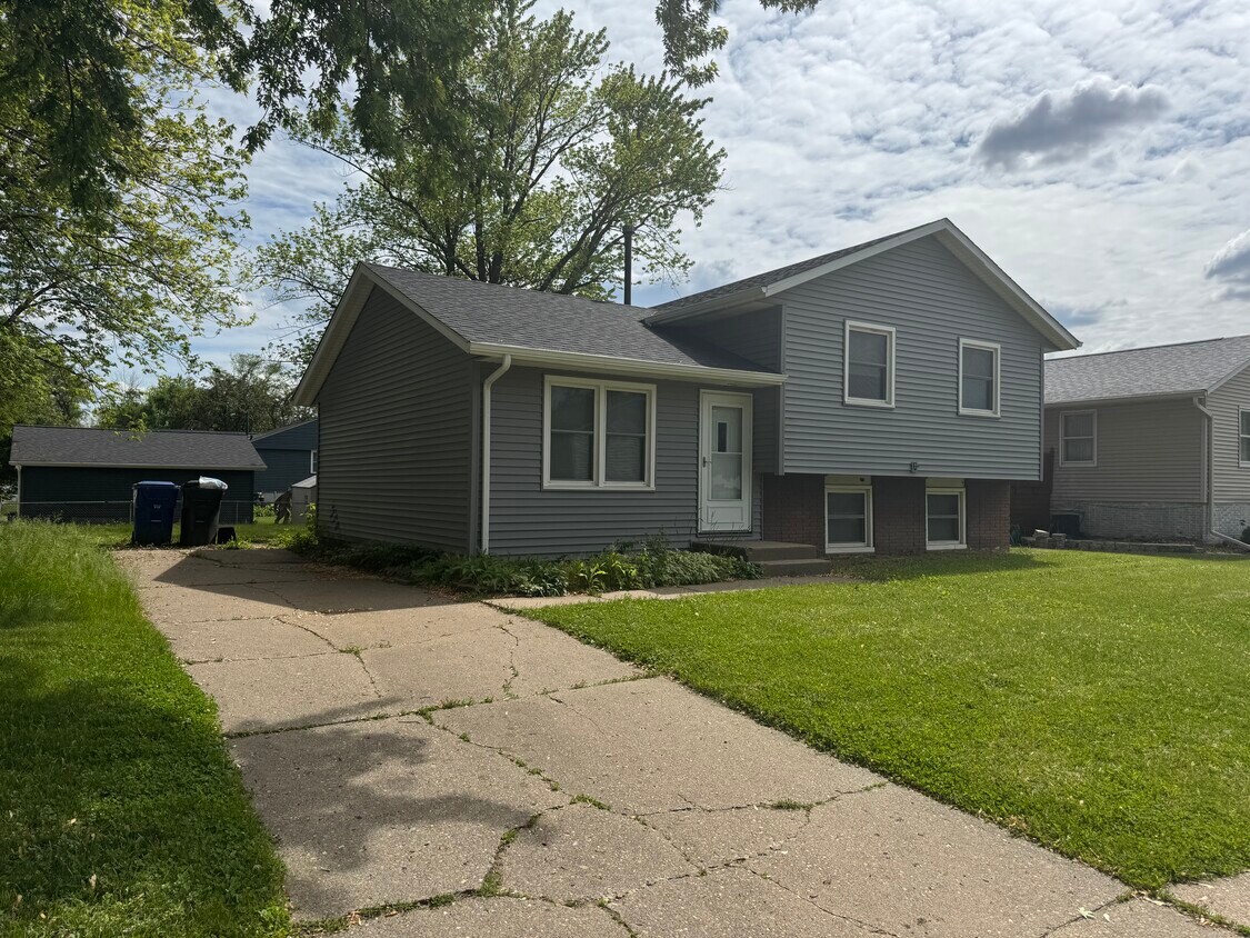 Foto principal - 1841 Valley Dr