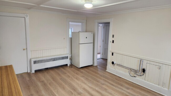 Building Photo - 42 Chestnut St