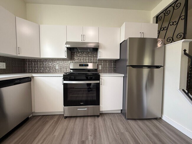Foto del edificio - Newly updated 2BR house with yard, off str...