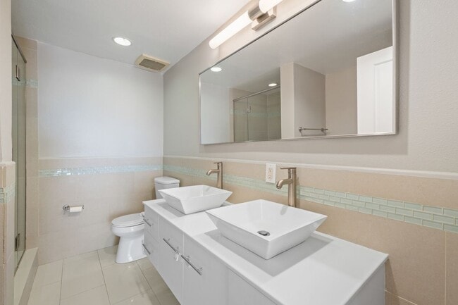 Building Photo - 1115 S Elm Dr