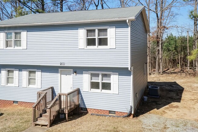 Building Photo - Move In Ready Two Bedroom Home!