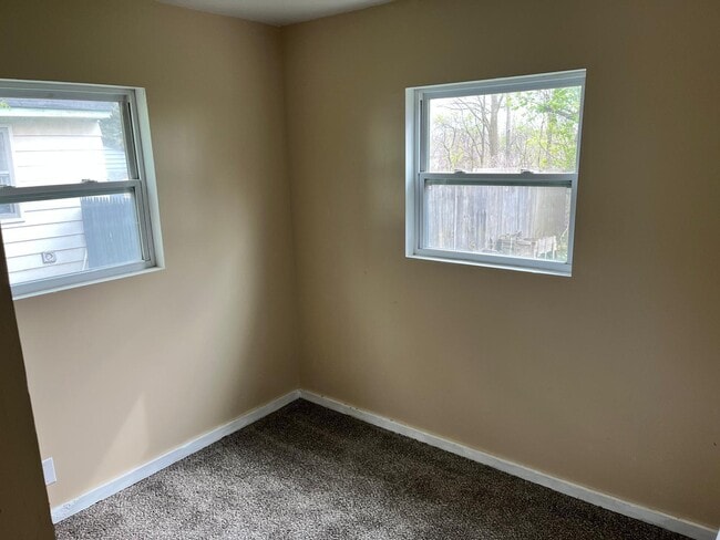 Building Photo - Property available now in Flint! (Section ...