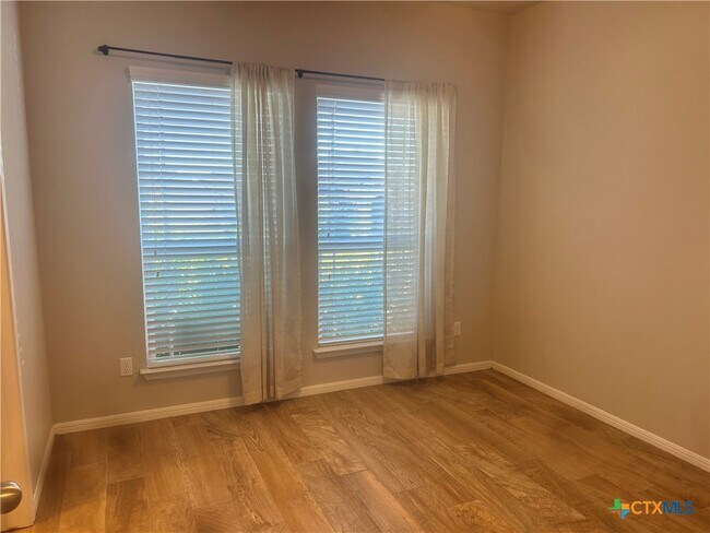 Foto del edificio - 5623 Blackstone Dr