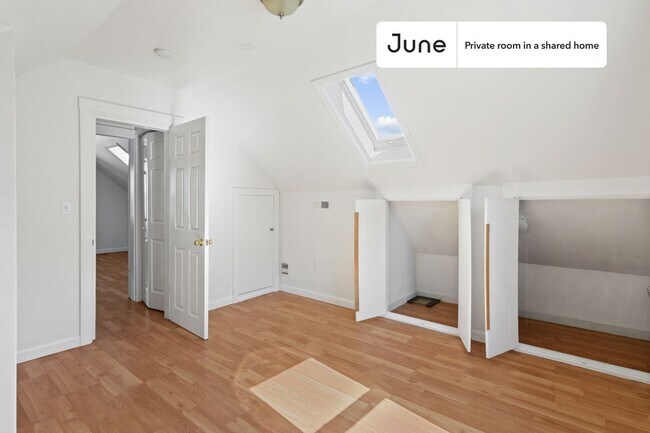 Foto del edificio - Room in Shared 6 bed/2 bath home
