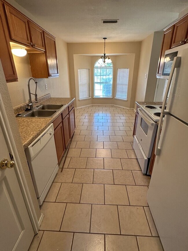 Foto del edificio - AVAILABLE NOW!