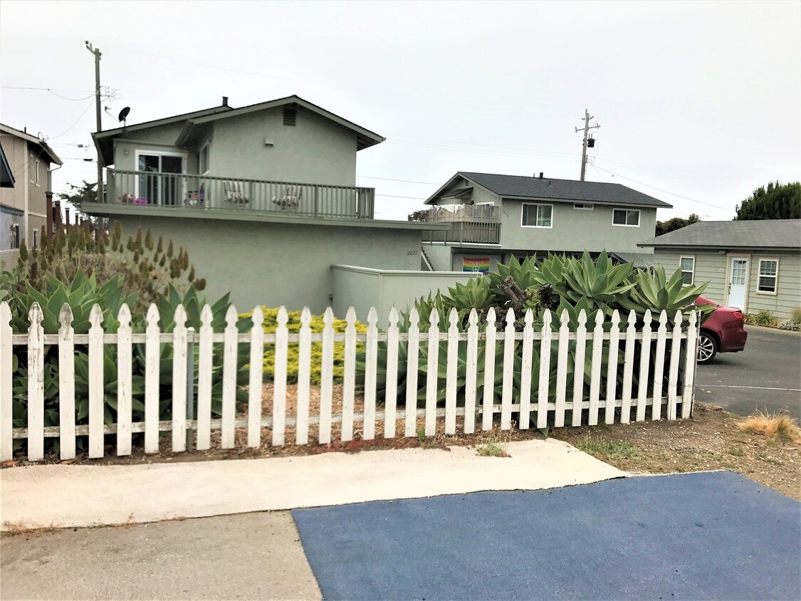 Primary Photo - 2077 Sunset Ave
