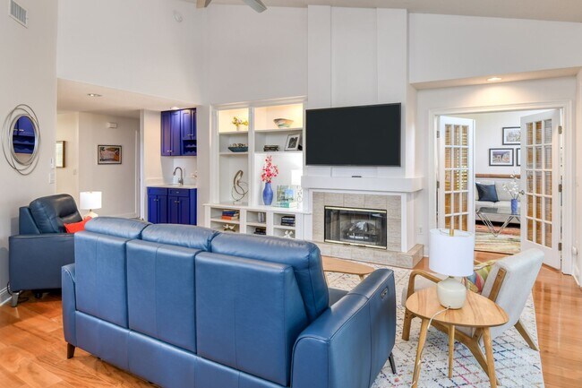 Foto del edificio - Luxury 3-bedroom - 4 bath with garage
