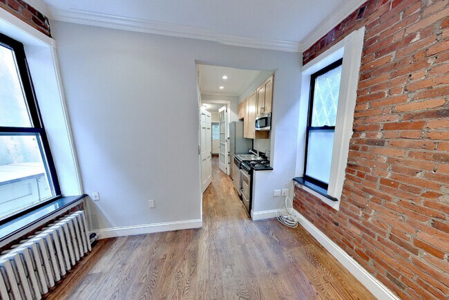 Building Photo - 127 E 7th St