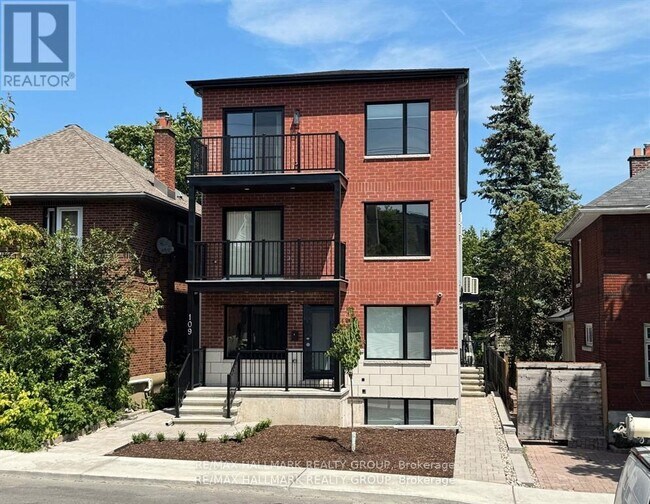 Photo du bâtiment - 109 Russell Ave