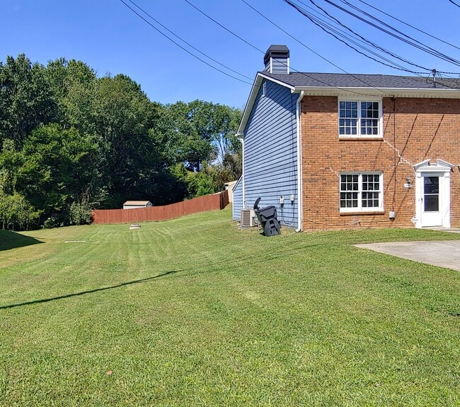 Building Photo - 1000 Jeanette Ln