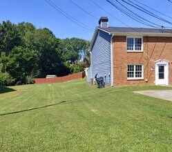 Building Photo - 1000 Jeanette Ln
