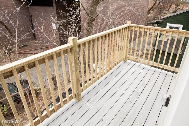 Building Photo - 4 br, 1 bath House - 17 Imrie Rd # 2C