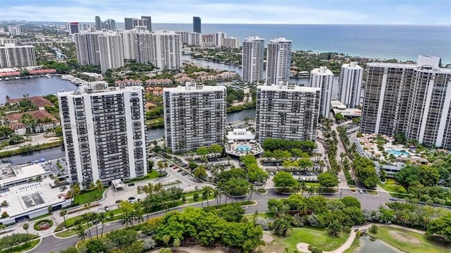 Foto del edificio - 3701 N Country Club Dr