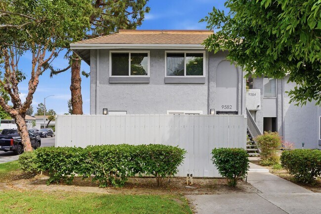 Foto del edificio - OPEN HOUSE SATURDAY 4/11 - 12PM TO 2PM Sunny and Bright 3 Bedroom End Unit in Yorktown Villas Nei...