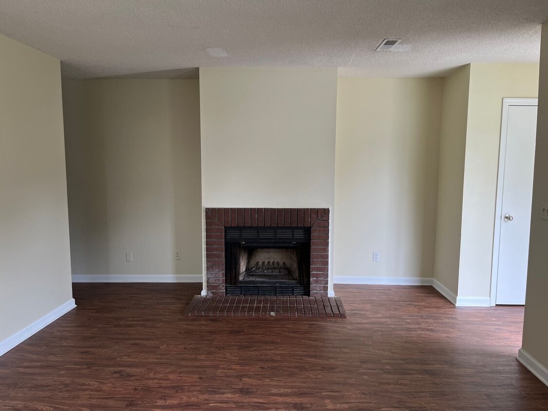 Building Photo - AVAILABLE NOW! Cute 2 bedroom duplex in co...