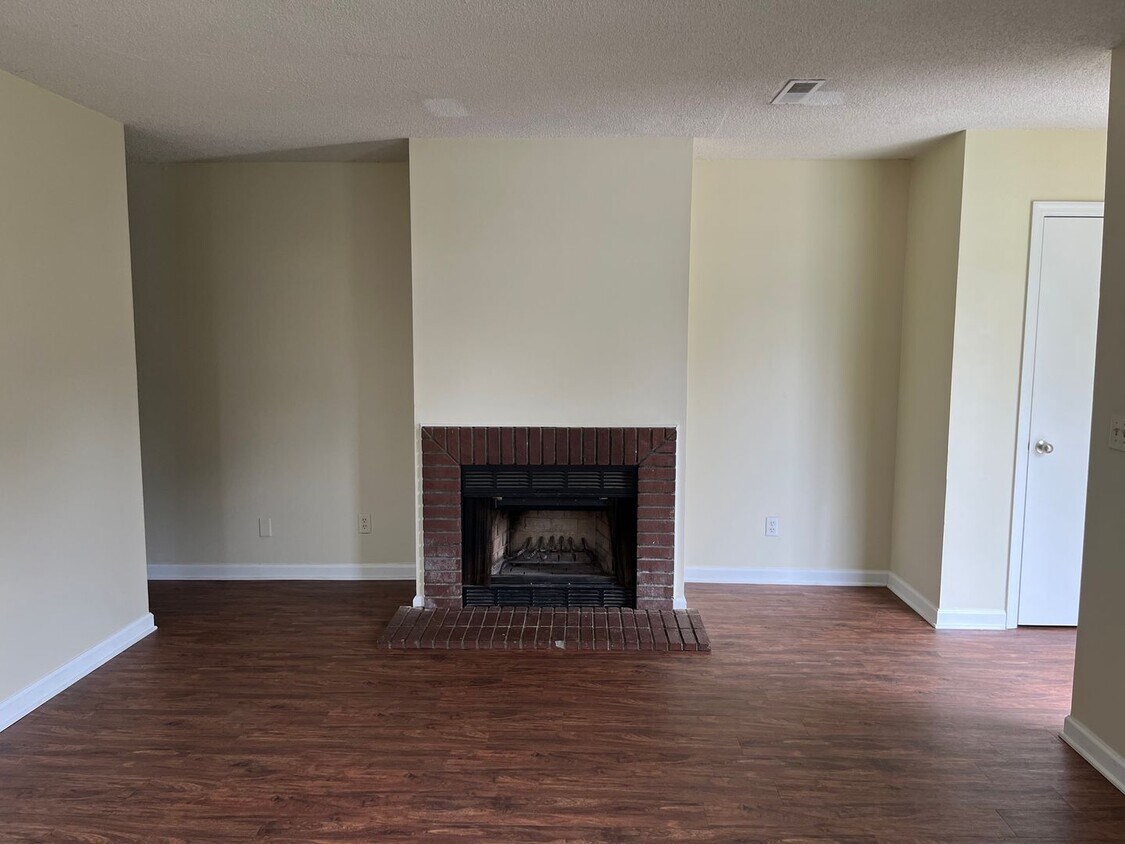 Foto del edificio - AVAILABLE NOW! Cute 2 bedroom duplex in co...