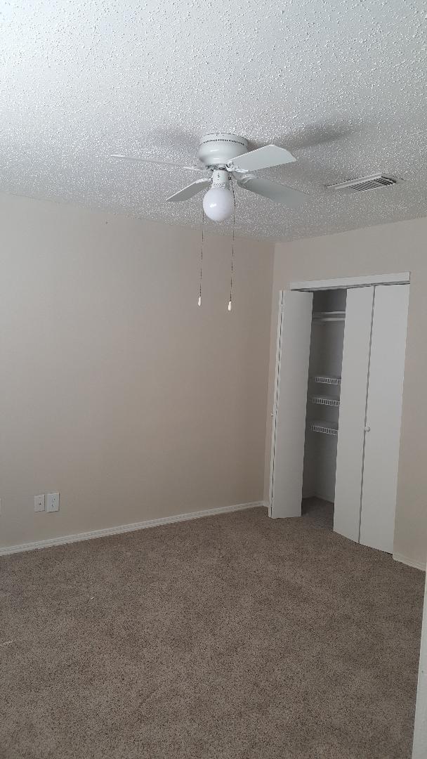 Primer dormitorio de la planta superior - 5822 Twisted Pine Ct Unit A