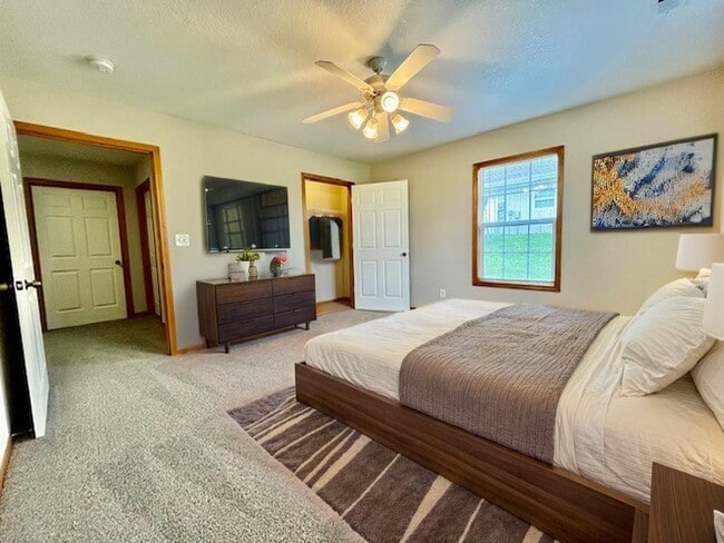 Building Photo - Beautifully Updated Ranch-Style Duplex in ...