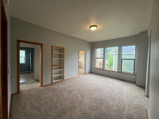 Foto del edificio - 4 bedroom 2 bath unit close to WWU and downtown