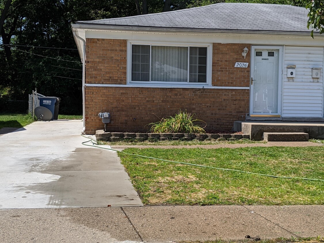 2026 Stieber St, Westland, MI 48186 Townhome Rentals in Westland MI