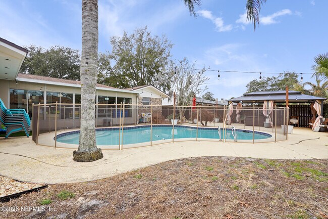 Building Photo - 6717 Lenczyk Dr