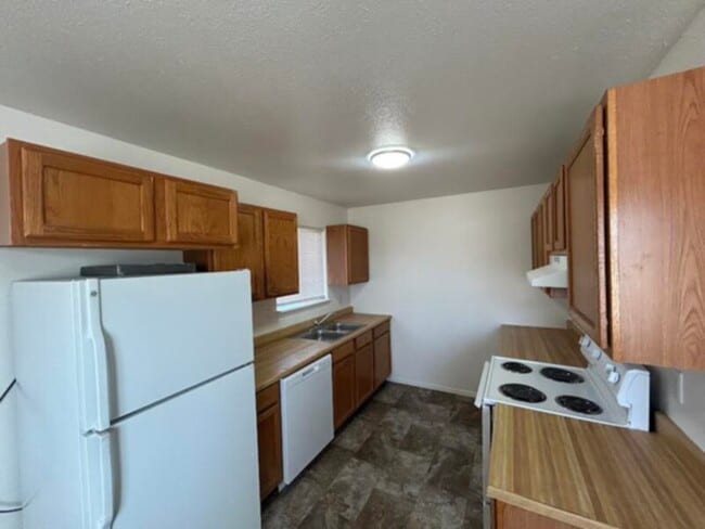 Foto del edificio - New Paint and Flooring Throughout!!