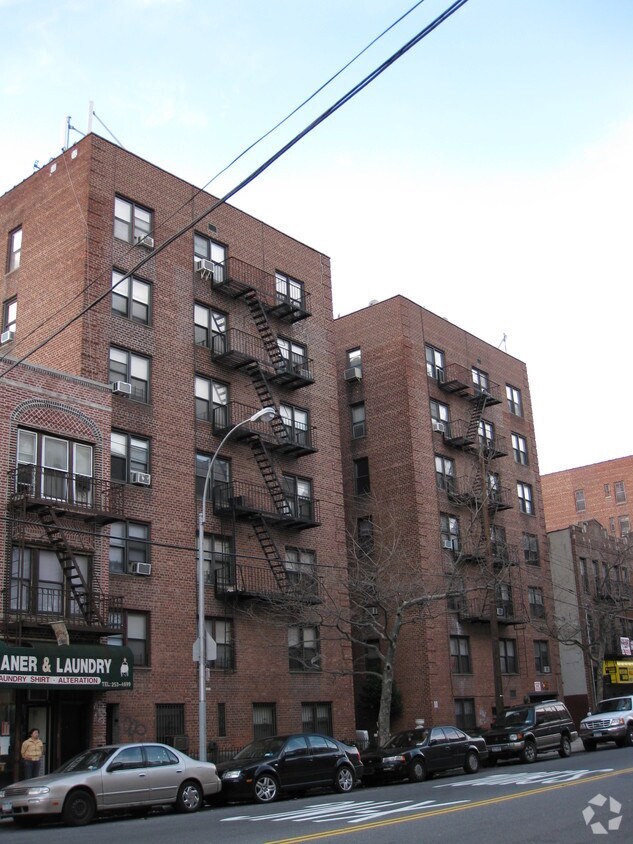 Foto del edificio - 2450 Nostrand Avenue