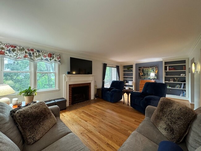 Building Photo - Refreshing 4 Bed 2/2 Bath End Unit Townhom...