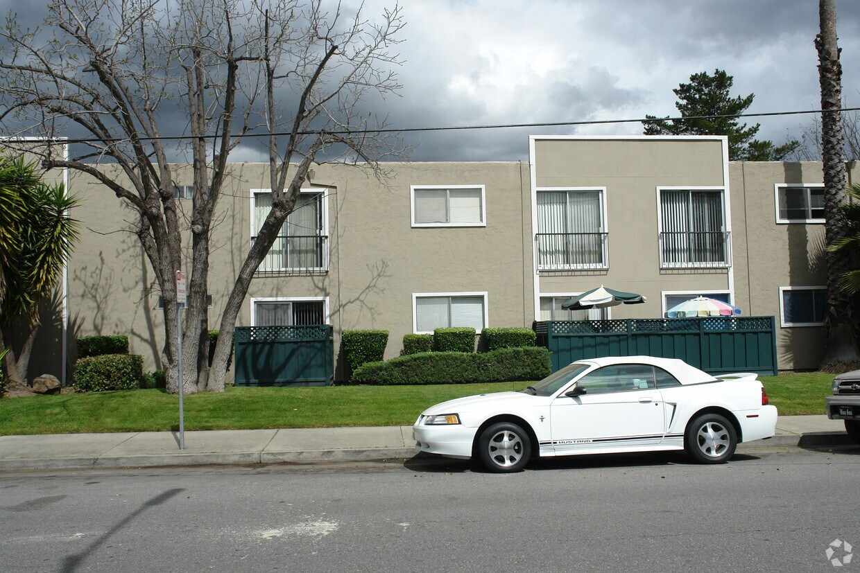 Building Photo - 2915 Huff Ave
