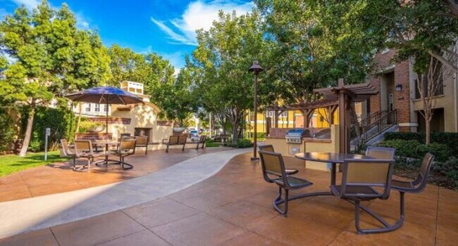 Foto del edificio - 4 Bedroom Townhome in the Promenade at Spectrum Community