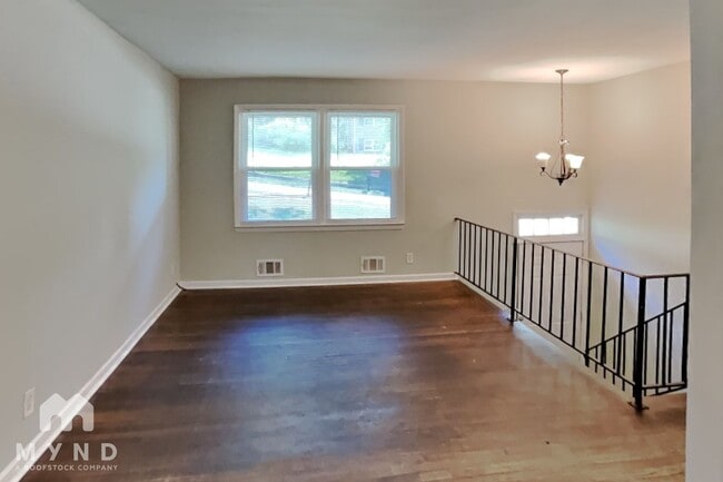 Building Photo - 2715 Carriage Ln