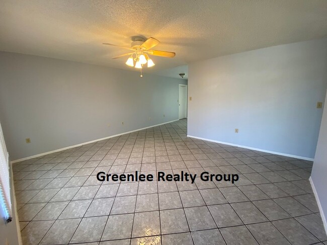 Building Photo - Updated 2 Bed/ 2 Bath/  1 Car Garage Home ...