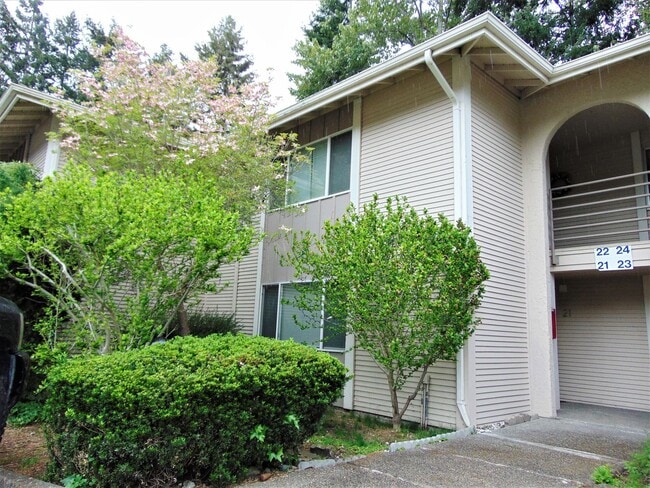 Building Photo - Spacious Condo Available Now in Great Loca...