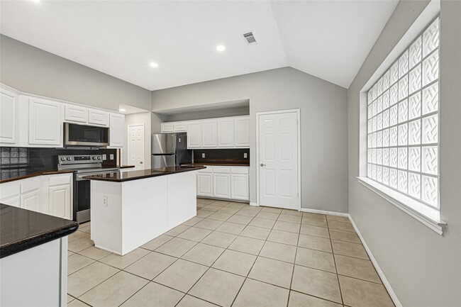 Building Photo - 10323 Emerald Pine Dr